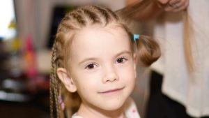 Lire la suite à propos de l’article Coiffeur enfant St-Égrève : À partir de quel âge peut-on amener son enfant chez le coiffeur ?