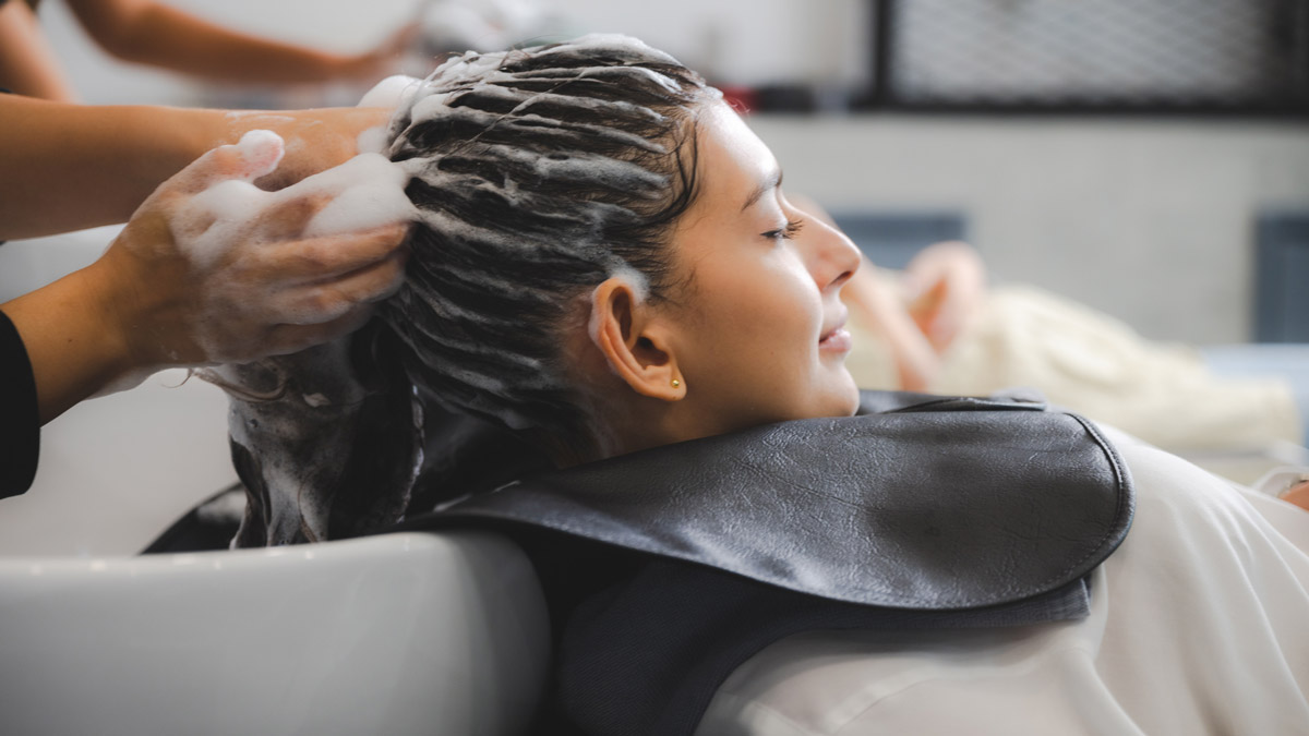 You are currently viewing Massage et soins des cheveux : quels sont les bénéfices ?